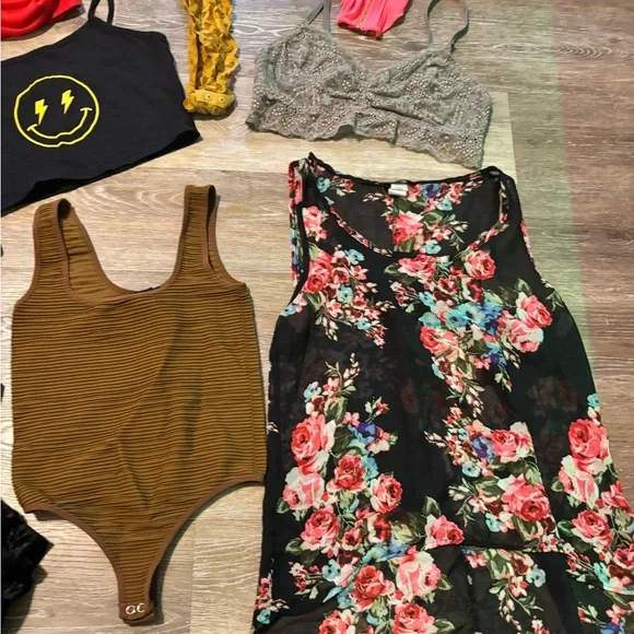 Assorted Women's Tops and Bodysuits - Mixed Colors - Picture 3 of 4